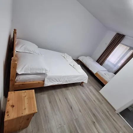 Pensiunea Poiana Muntilor Guest house